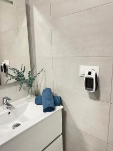 La salle de bains est pourvue d'un lavabo et d'un miroir. dans l'établissement Apartamento Turistico Peñalver Playa 316, à Torrox Costa