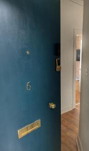 una camera con parete blu e hardware dorato di 1 Bed Apartment (sleeps 4) on Leith Walk a Edimburgo