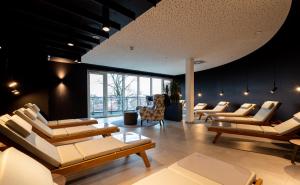 ein Wohnzimmer mit Sofas und Stühlen im Zimmer in der Unterkunft VIA PLAZA Hotel Meppen in Meppen