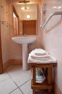 een badkamer met een wastafel, een spiegel en een wastafel bij Baraka Apartments in Scoglitti