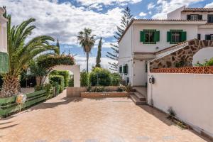 un patio de una casa con palmeras en Casa Oroteanda, en San Miguel de Abona