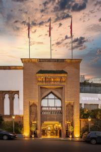 un edificio con due bandiere sopra di La Tour Hassan Palace a Rabat