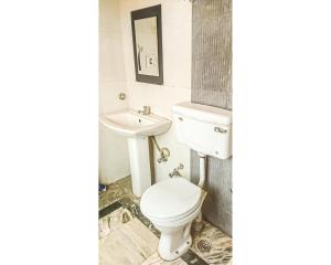 een badkamer met een toilet en een wastafel bij Hotel By The Way By WB Inn in Jogindarnagar