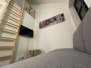 Un dormitorio con una cama y una estantería. en Stavanger Bnb at nicolas 11, en Stavanger