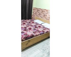 een slaapkamer met een bed in een kamer bij Hotel By The Way By WB Inn in Jogindarnagar