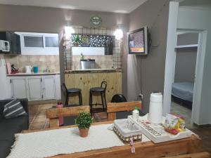 福爾摩沙的住宿－alquiler temporal DIARIO DE IRIGOYEN，一间带桌子的客厅和一间厨房