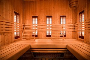 una stanza vuota con pareti e finestre in legno di VisitZakopane - Radowid Loft Spa Apartment a Zakopane