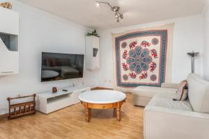 Una sala de estar con un sofá blanco y una mesa. en Casa Oroteanda, en San Miguel de Abona