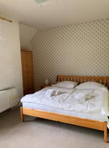 um quarto com uma cama grande e uma cabeceira em madeira em Harrachov Lux em Harrachov