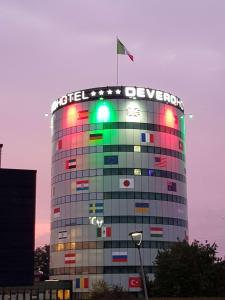 un edificio con una bandera encima en Devero Hotel BW Signature Collection, en Cavenago di Brianza