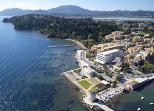 eine Luftansicht eines Resorts neben dem Wasser in der Unterkunft Mon Repos Palace - Adults Only in Korfu-Stadt