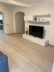a living room with a flat screen tv on a white cabinet at AngelhouseitalyLovereBilocale in Lovere