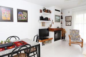 AT048 Gregal في كريكسل: غرفة معيشة مع طاولة طعام وتلفزيون
