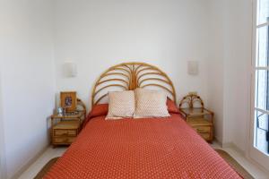 AT048 Gregal في كريكسل: غرفة نوم بسرير احمر كبير مع وسادتين