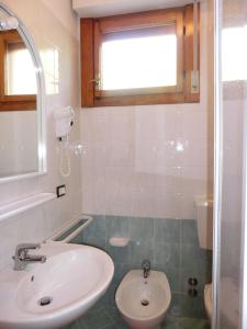 A bathroom at Cozy flat with sunlit balcony retreat - Beahost