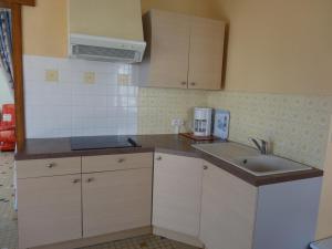 Køkken eller tekøkken på Maisonnette calme proche pêche avec jardin et wifi - FR-1-476-2 + 4 billeder