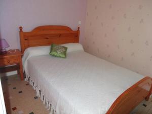 ein Schlafzimmer mit einem Bett mit einem Kissen darauf in der Unterkunft Maison L'Aiguillon-sur-Mer, 4 pièces, 5 personnes - FR-1-476-2 in LʼAiguillon-sur-Mer