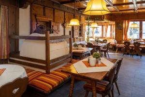 ein Restaurant mit Tischen und ein großes Bett in einem Zimmer in der Unterkunft B&B Hotel Heimgartl in Innsbruck