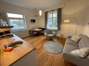ein Wohnzimmer mit einem Sofa und einem Tisch in der Unterkunft ApartHotel Stadtpark in Lübeck
