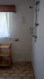 y baño alicatado con ducha y ventana. en Jooste Road Self-Catering en Newcastle