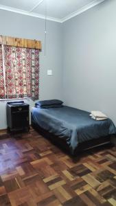 Ένα ή περισσότερα κρεβάτια σε δωμάτιο στο Jooste Road Self-Catering