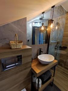 y baño con lavabo y espejo. en Apartament Olimpijski B&B w Szczyrku, en Szczyrk