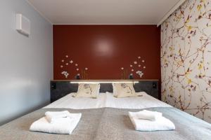 Hotel Linnasmäki tesisinde bir odada yatak veya yataklar
