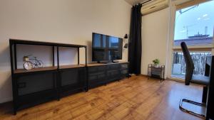 Televízia a/alebo spoločenská miestnosť v ubytovaní Apartament Skarbka