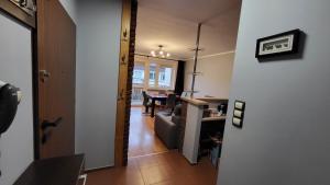 przedpokój z salonem i jadalnią w obiekcie Apartament Skarbka w Warszawie +5 zdjęć