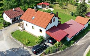 une vue aérienne sur une maison aux toits rouges dans l'établissement Guest House Family Dukić, à Rakovica