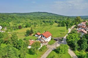 eine Luftansicht eines Dorfes mit Häusern und Bäumen in der Unterkunft Guest House Family Dukić in Rakovica