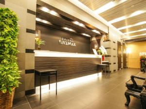 Лоби или рецепция в HOTEL LiVEMAX Yokohama Motomachi Ekimae