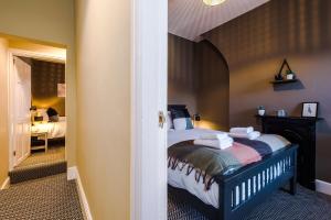 - une chambre avec un lit dans l'établissement Cornwall House, à Chester