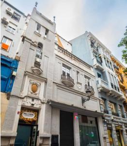 un edificio en una calle de la ciudad con edificios en Madrid Centro, Edificio Entero Solo Para Ti, en Madrid