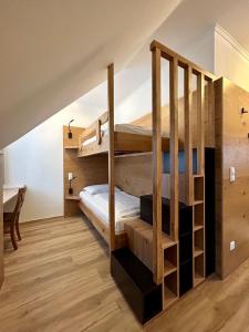 Zimmer mit 2 Etagenbetten und einem Schreibtisch in der Unterkunft Gasthof zur Post in Sankt Kathrein am Hauenstein