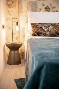 Ένα ή περισσότερα κρεβάτια σε δωμάτιο στο Malmáki, a street view apartment