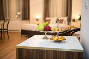 un bol de fruta en una mesa en una habitación de hotel en Pension Central I Self Check In, en Viena