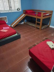 Pokój z 2 łóżkami piętrowymi i stołem w obiekcie Praia Seca, 10 pessoas, em frente à lagoa do Tomé w mieście Araruama