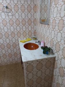 La salle de bains est pourvue d'un lavabo et d'un miroir. dans l'établissement Praia Seca, 10 pessoas, em frente à lagoa do Tomé, à Araruama