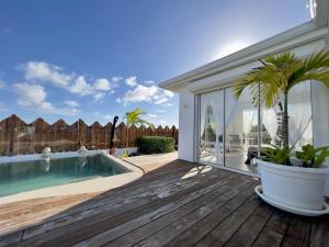 Bassein majutusasutuses Villa Amaryllis luxueuse,piscine,vue mer,plage või selle lähedal