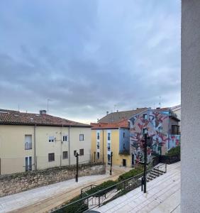 un grupo de edificios con un mural a su lado en Las Picotas en el Centro Histórico Burgos ATUAIRE, en Burgos