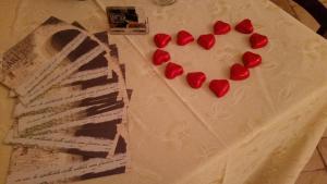 un corazón hecho de corazones rojos en un pedazo de papel en Masseria Sant'Elia, en Martina Franca 26 fotos más