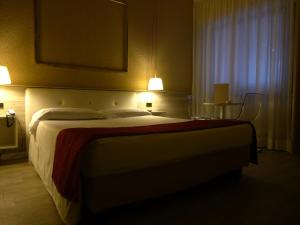 een slaapkamer met een groot bed en een raam bij 7MOTEL - Settimotel in Settimo Milanese