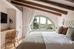 Postel nebo postele na pokoji v ubytování Mas del Suro Costa Brava - BY EMERALD STAY