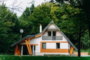 弗勒希察Good House的一间白色的小房子,有 ⁇ 帽屋顶