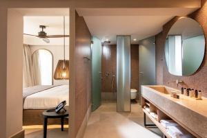 Koupelna v ubytování Paralos Venus Suites Adults Only