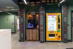 un distributore di bevande in camera con un refrigeratore per bevande di easyHotel Dublin a Dublino