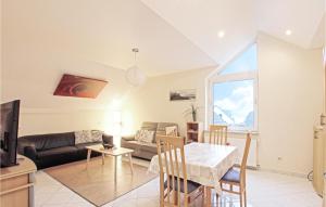 sala de estar con mesa y sofá en 2 Bedroom Amazing Apartment In Erpeldange-remich en Erpeldange-lez-Bous