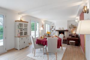 Savignies的住宿－Au Domaine Cru，厨房以及带桌椅的用餐室。
