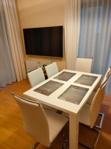 uma sala de jantar com uma mesa branca e cadeiras em Apartament Silence Resort Szklarska Poręba em Szklarska Poręba
